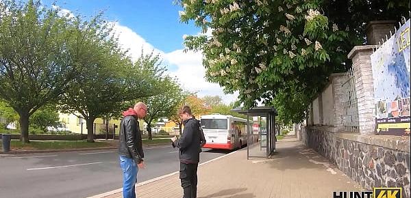 HUNT4K. Naiver Junge für Bargeld erlaubt erfahrenen Jäger, seine Freundin zu ficken